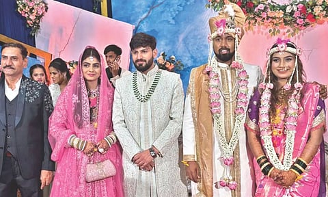 மழையால் வெளிப்பட்ட மத நல்லிணக்கம்.. ஒரே மேடையில் இந்து-முஸ்லிம் திருமணம் - அடடே சம்பவம்!