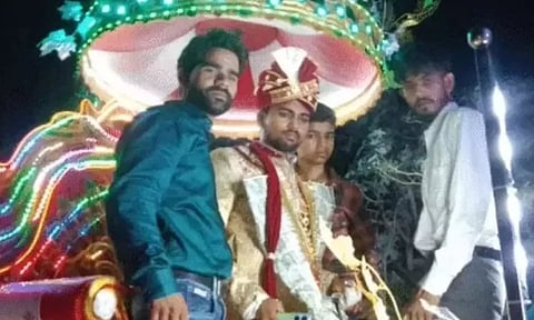 குதிரை வண்டியில் திருமண ஊர்வலம் சென்ற தலித் மணமகன்.. இழுத்து தரையில் தள்ளி தாக்குதல் நடத்திய கும்பல்