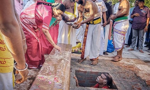 முதலமைச்சர் மு.க.ஸ்டாலின் மனைவி துர்கா ஸ்டாலின் கொடிமரத்தை வழிபட்டபோது எடுத்தபடம்.