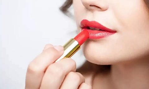 லிப்ஸ்டிக் போடுவதற்கு முன்பு இதை பயன்படுத்துங்க...