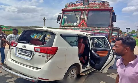 ஆந்திராவில் கோர விபத்து: லாரி மீது நேருக்கு நேர் மோதிய கார்- 6 பேர் உயிரிழப்பு