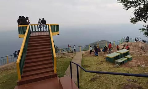 ரெட் அலர்ட் எதிரொலி- நீலகிரியில் சுற்றுலாத்தலங்கள் மூடல்