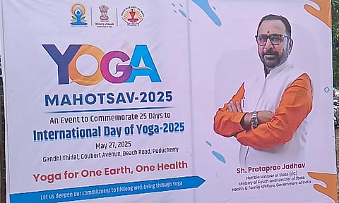 ஆங்கிலத்தில் வைக்கப்பட்டுள்ள யோகா பேனர்