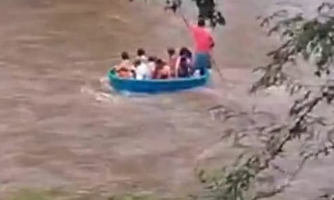 நீலகிரி பகுதியில் பலத்த மழை- மாயாற்றை ஆபத்தான முறையில் பரிசலில் கடக்கும் கிராம மக்கள்