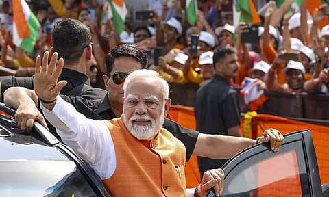 குஜராத்தில் பிரதமர் மோடி 'ரோடு ஷோ' - கர்னல் சோபியா குரேஷி குடும்பத்தினர் வரவேற்பு