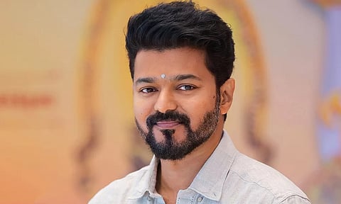 3 கட்டங்களாக மாணவர்களுக்கு பரிசு வழங்குகிறார் விஜய்