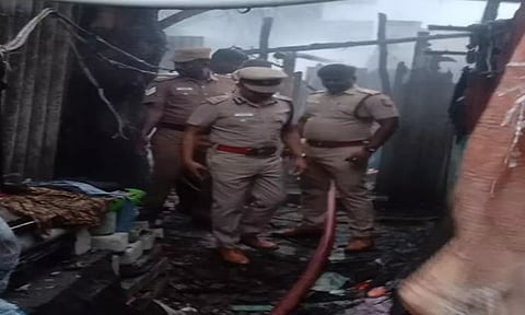 சென்னை வியாசர்பாடியில் பயங்கர தீ விபத்து- 15 குடிசை வீடுகள் எரிந்து நாசம்