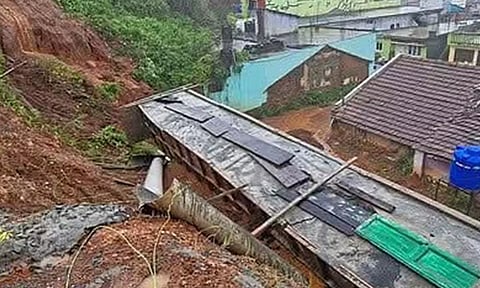 நீலகிரியை சூறையாடிய மழை: நிலச்சரிவு அபாயத்தால் கிராம மக்கள் வெளியேற்றம்