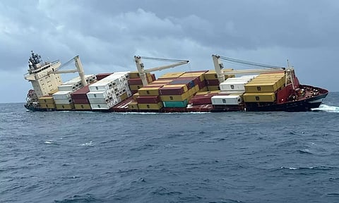 நடுக்கடலில் கவிழ்ந்த கப்பல்- மாநில பேரிடராக அறிவித்த கேரளா