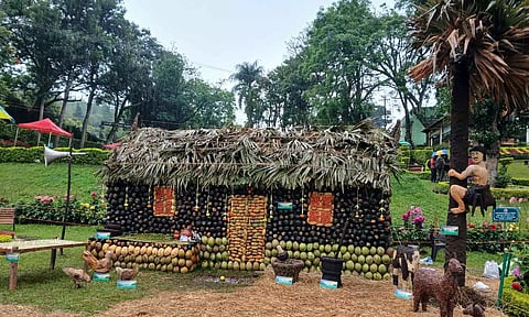 குன்னூரில் மலைபயிர்கள் கண்காட்சி: முந்திரி பருப்பில் உருவான ஆடு-மாடு, கோழி உருவங்கள்