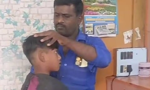 சலூன் கடையில் சலுகை கட்டணம்: ஒரு ரூபாயில் பள்ளி மாணவர்களுக்கு சிகை அலங்காரம்