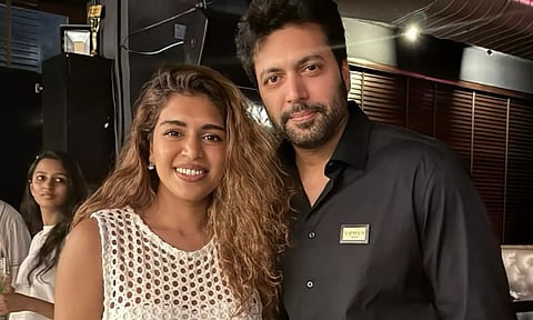 சர்ச்சைக்கு நடுவில் ஜாலியாக சுற்றும் ரவி மோகன் - கெனிஷா ஜோடி