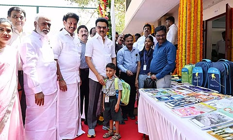 அரசுப்பள்ளி மாணவர்களுக்கு புதிய பாடநூல்கள், சீருடைகளை வழங்கினார் மு.க.ஸ்டாலின்