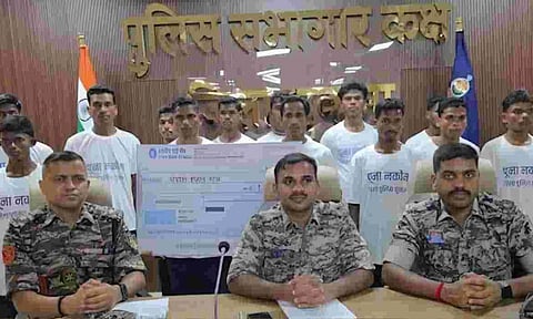 சத்தீஸ்கரில் 16 நக்சல்கள் சரண்.. தலா ரூ.25 லட்சம் வெகுமதி