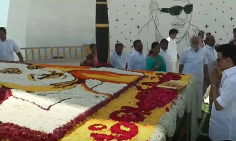 102-வது பிறந்தநாள்: கருணாநிதி நினைவிடத்தில் மு.க.ஸ்டாலின் மரியாதை