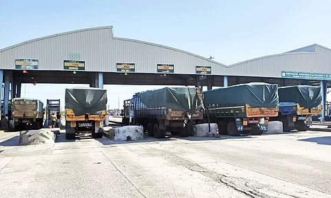 சுங்கச்சாவடியை முற்றுகையிட்டு லாரி உரிமையாளர்கள் போராட்டம்