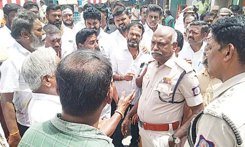 பொதுமக்களிடம் பேச்சுவார்த்தை நடத்தியபோது எடுத்த படம்.