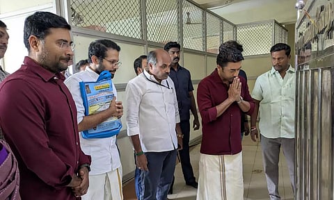 பழனி முருகன் கோவிலில் சாமி தரிசனம் செய்த 'சூர்யா 46' படக்குழுவினர்