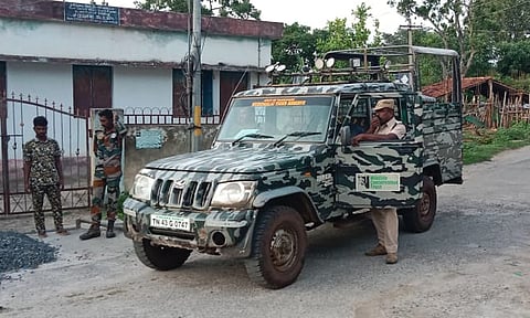 மசினகுடி அருகே புலி நடமாட்டத்தால் வனத்துறை வாகனத்தில் அழைத்து செல்லப்படும் மாணவர்கள்
