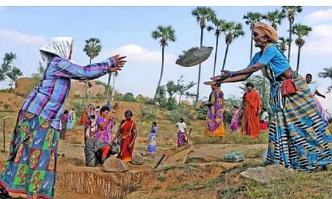 100 நாள் வேலை திட்ட தொழிலாளர்களுக்கு சம்பளம் உயர்வு - தமிழகத்துக்கு ரூ.336 ஆக நிர்ணயம்