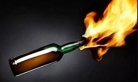 தொழிலாளி வீட்டின் மீது பெட்ரோல் குண்டு வீச்சு - போலீசார் விசாரணை