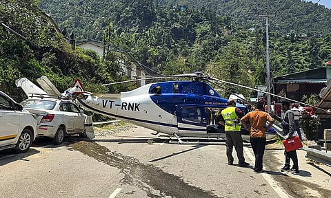 தொழில்நுட்ப கோளாறால் சாலையில் தரையிறங்கிய ஹெலிகாப்டர்- வைரல் வீடியோ