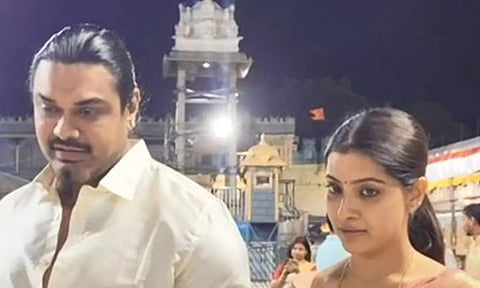 திருப்பதி கோவிலில் கணவருடன் சாமி தரிசனம் செய்தார் நடிகை வரலட்சுமி