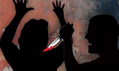 மனைவி என நினைத்து பக்கத்து வீட்டு பெண்ணை கத்தியால் குத்திய கணவன்..