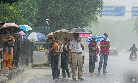 சென்னையில் வெளுத்து வாங்கும் கனமழை- 21 மாவட்டங்களில் மழைக்கு வாய்ப்பு