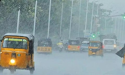 சென்னை மற்றும் புறநகர் பகுதிகளில் இடியுடன் கூடிய கனமழை