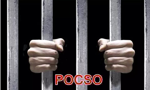 10ஆம் வகுப்பு மாணவனிடம் தன்னை திருமணம் செய்து கொள்ள வற்புறுத்திய 2 குழந்தைகளின் தாய் கைது..!