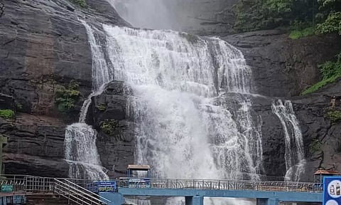 குற்றால அருவிகளில் நீர்வரத்து அதிகரிப்பால் சுற்றுலா பயணிகள் குளிக்க தடை