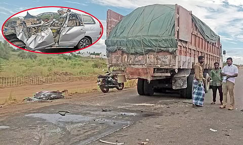 விபத்துக்குள்ளான லாரி-காரை படத்தில் காணலாம்.