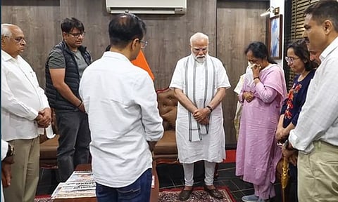 விஜய் ரூபானி குடும்பத்தினரை நேரில் சந்தித்து ஆறுதல் தெரிவித்த பிரதமர் மோடி
