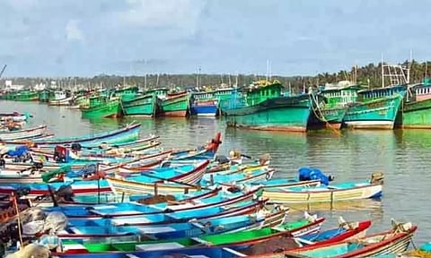 பாம்பன், மண்டபம் மீனவர்கள் கடலுக்கு செல்ல மீன்வளத்துறையினர் 'திடீர்' தடை