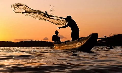 தடைகாலம் இன்று நள்ளிரவுடன் முடிவடைகிறது..! கடலுக்கு செல்ல தயாராகும் விசைப்படகுகள்