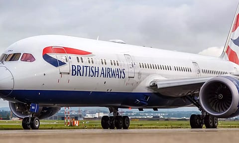 இயந்திரக் கோளாறால் தரையிறங்கிய விமானம்: 700-க்கும் மேற்பட்ட பயணிகள் அவதி