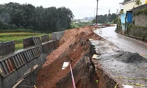 நீலகிரியில் மழை நீடிப்பு: சுற்றுலா தலங்கள் 2-வது நாளாக மூடல்