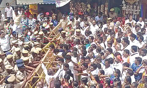 ராமேசுவரம் கோவிலை முற்றுகையிட்டு போராட்டம் நடத்திய உள்ளூர் மக்கள்