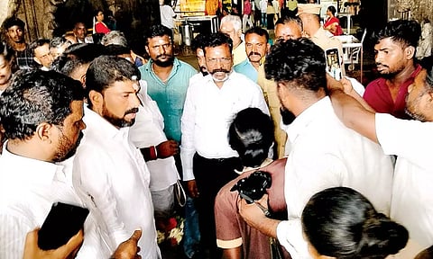 திருப்பரங்குன்றம் சுப்பிரமணிய சுவாமி கோவிலில் திருமாவளவன் எம்.பி. சுவாமி தரிசனம் செய்துவிட்டு வெளியே வந்த காட்சி.