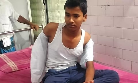 பள்ளி அருகே 10-ம் வகுப்பு மாணவனுக்கு கத்திக்குத்து - சக மாணவர் வெறிச்செயல்