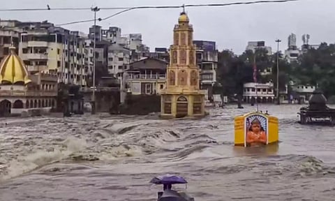 குஜராத் மேற்கு வங்கத்தில் கனமழையால் வெள்ளப்பெருக்கு.. வட மாநிலங்களுக்கு வானிலை மையம் அலர்ட்