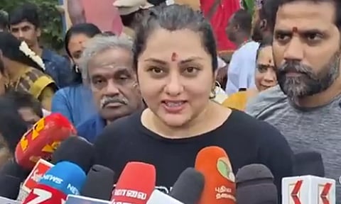 ஆங்கிலத்தில் பேசமாட்டேன்: என் குழந்தைகளுக்கு ஜெய் அனுமான் தான் தெரியும் - நமீதா