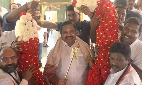 மாற்றுக்கட்சியினர் அதிமுகவில் இணையும் நிகழ்வில் எடப்பாடி பழனிசாமிக்கு பரிசாக வழங்கப்பட்ட 'வேல்'