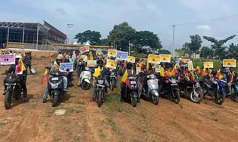 தடையை நீக்கக்கோரி பெங்களூருவில் 'பைக் டாக்சி' ஓட்டுநர்கள் பேரணி