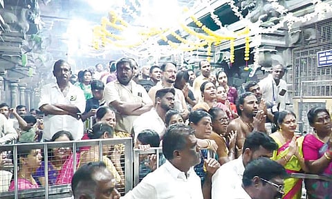 ராமேசுவரத்தில் குவிந்த பக்தர்கள்- அக்னி தீர்த்த கடலில் புனித நீராடி சாமி தரிசனம்