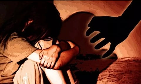 பள்ளியில் 24 சிறுமிகளை தொடர் பாலியல் துன்புறுத்தல் செய்த கணித ஆசிரியர் கைது