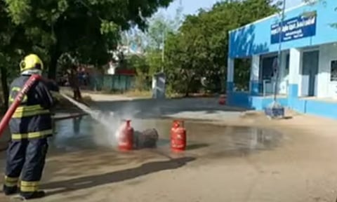 தூத்துக்குடி அருகே சத்துணவு கூடத்தில் கியாஸ் சிலிண்டர் வெடித்து தீ விபத்து