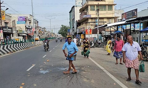 கோபியில் இன்று காலை ரோட்டில் தேங்காயை உடைத்து அதிகாரிகளுடன் வாக்குவாதத்தில் ஈடுபட்ட வியாபாரியால் பரபரப்பு