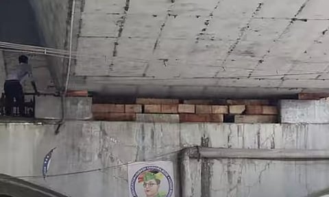 ஓசூரில் இணைப்பு பகுதி விலகிய மேம்பாலத்தில் தற்காலிகமாக மரக்கட்டைகளை முட்டு வைத்து சோதனை